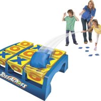 Mattel Games Toss Across Kids Outdoor Game, Bean Bag Throw for Camping & Family Nights, Get 3-in-a-Row for 2 to 4 Players - Image 2