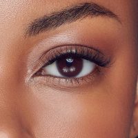 KISS imPRESS Falsies Press On Self Adhesive Eyelashes, 12mm-14mm Natural Volume Press On Lashes, Black, No Glue Needed, Invisible Band, 20 Lash Clusters & Non-Stick Applicator - Natural - Image 8