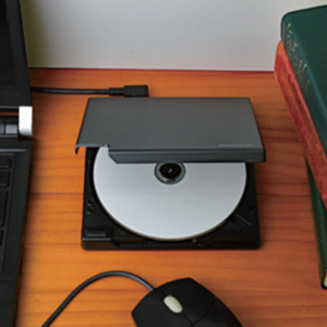 Clamshell type body that enables the easy insertion and removal of a disc in a narrow space. 
