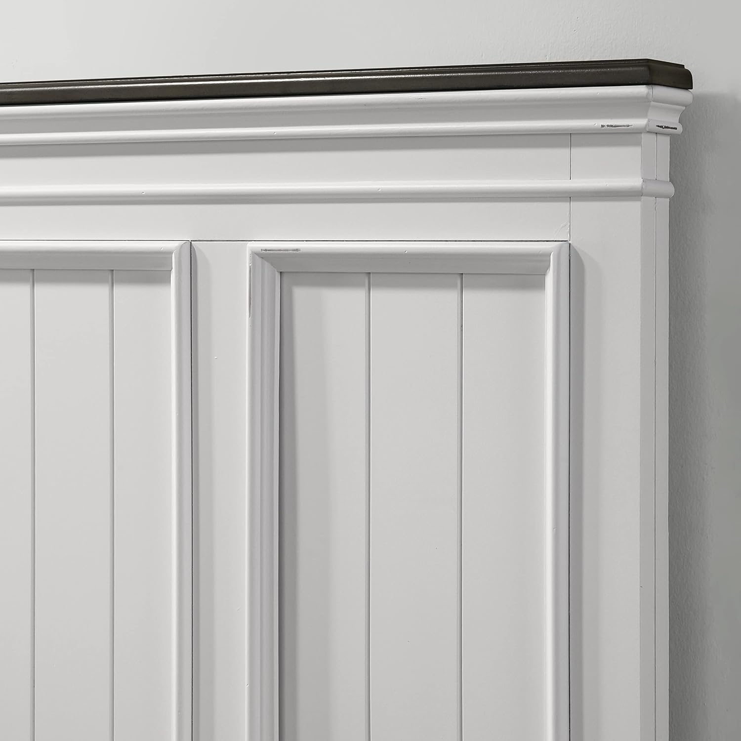 Roundhill Furniture Clelane Wood Bedroom Set with Shiplap Panel Queen Bed, Dresser, Mirror, Nightstand, and Chest in Weathered White and Dark Gray - Image 4