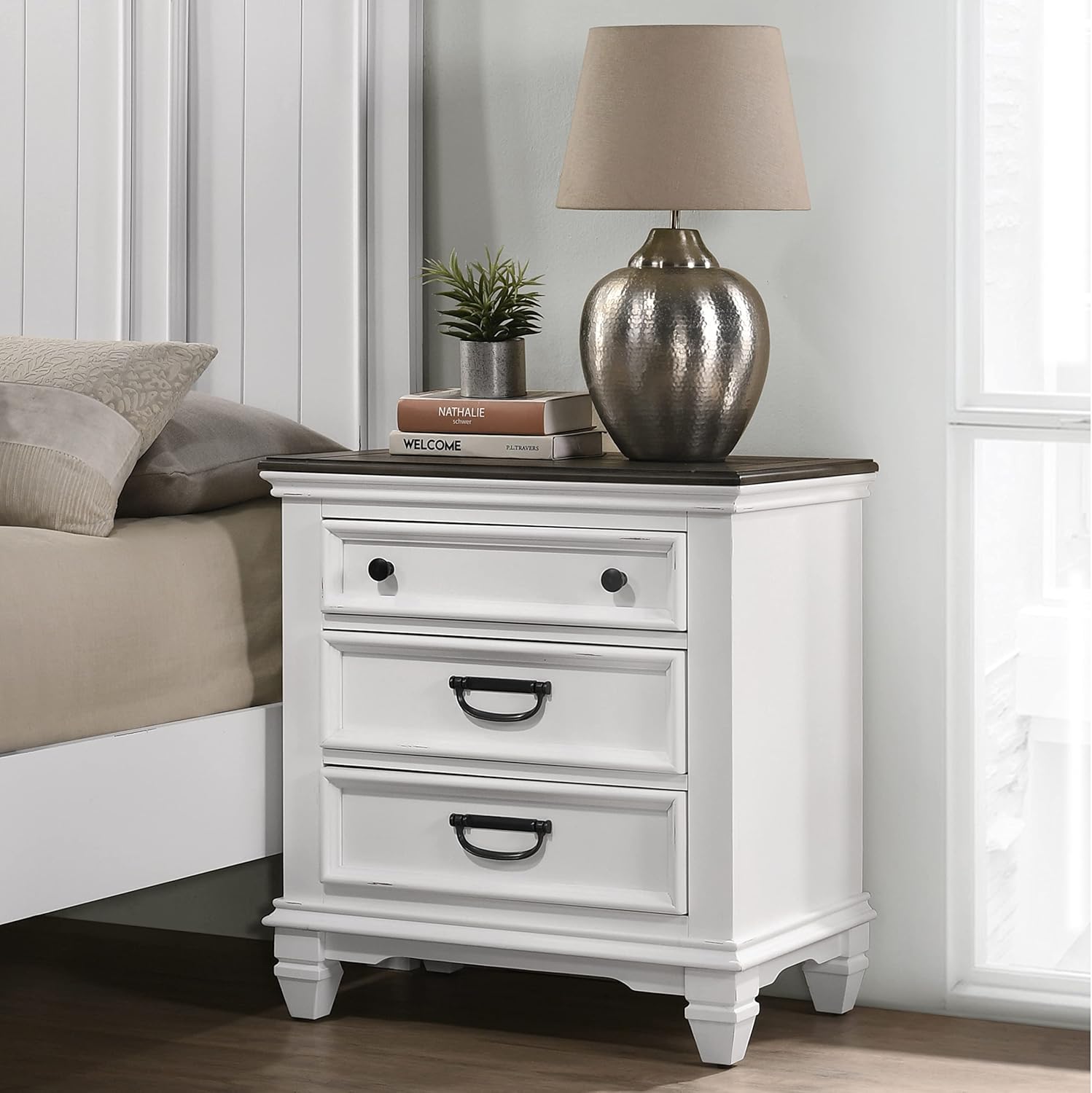 Roundhill Furniture Clelane Wood Bedroom Set with Shiplap Panel Queen Bed, Dresser, Mirror, Nightstand, and Chest in Weathered White and Dark Gray - Image 8