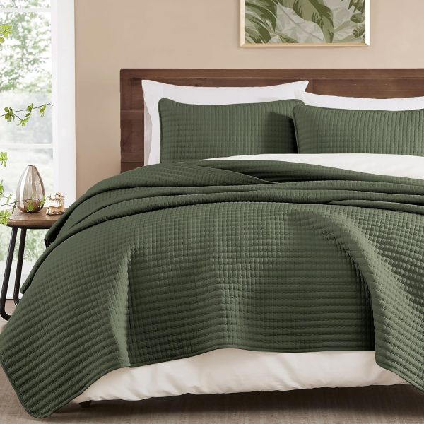 WRENSONGE King Size Quilt-3 Pieces Lightweight Bedspreads Olive Green King Quilt Bedding Set for All Seasons, Soft Summer Coverlet with 2 Pillow Shams Suitable for Bed, Couch, Quilt Blanket