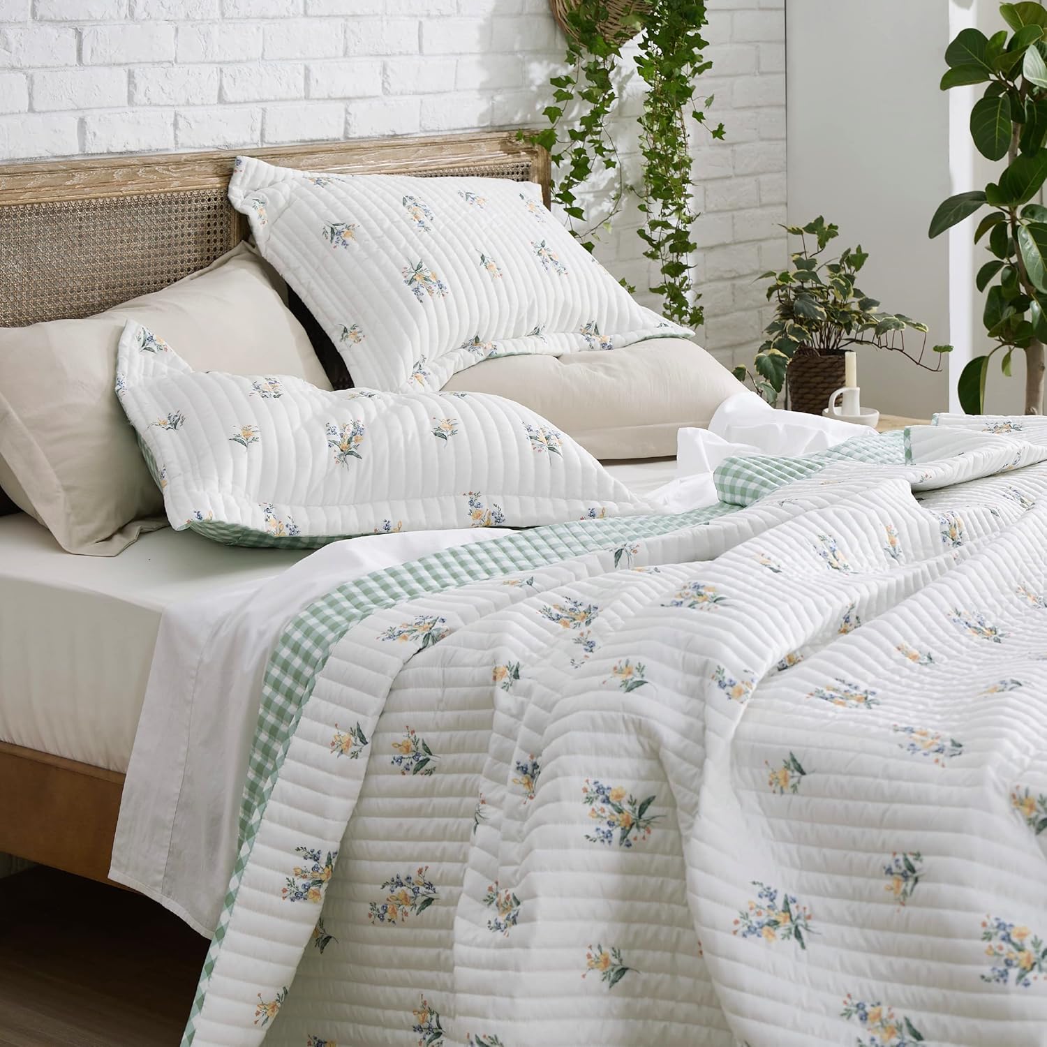 Bedsure Floral Quilt Queen Size - Reversible Botanical Spring Flower Quilt Bedding Microfiber Lightweight Bedspread, Soft Coverlet for All Seasons (90"x96") - Image 4