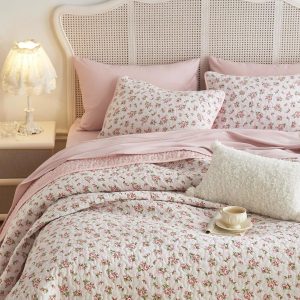 Wake In Cloud - Floral Quilt Set, Coquette Cottagecore Shabby Chic Flower Pattern for Women Teen Girls, Reversible Lightweight Bedspread Coverlet, 3 Pieces, Pink, Queen/Full Size