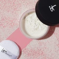 IT Cosmetics Bye Bye Pores – Poreless Finish Loose Setting Powder Makeup – Translucent Blurring Powder for All Skin Tones – Face Powder with Peptides, Silk, Collagen & Antioxidants – 0.23 oz - Image 6