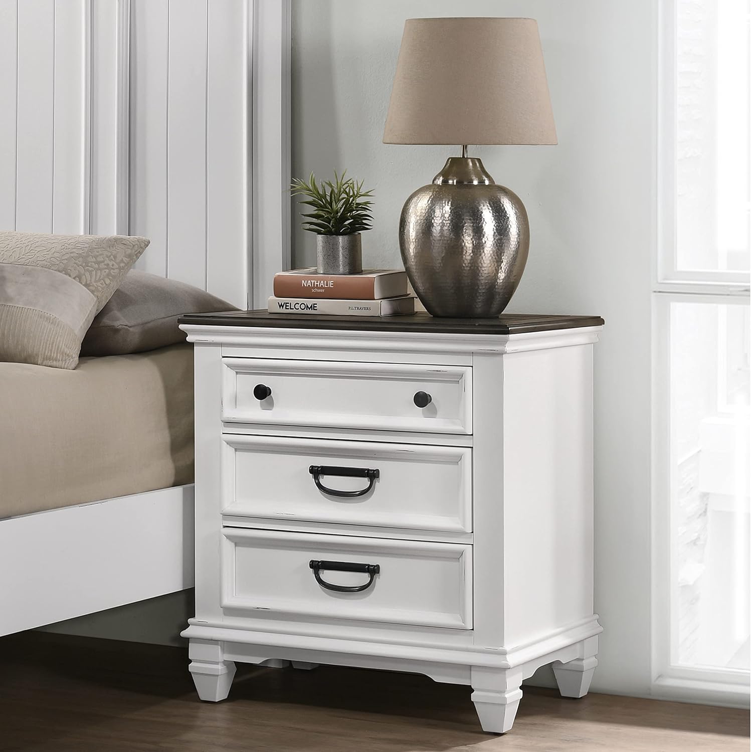 Roundhill Furniture Clelane Wood Bedroom Set with Shiplap Panel Queen Bed, Dresser, Mirror, Two Nightstands, and Chest in Weathered White and Dark Gray - Image 8