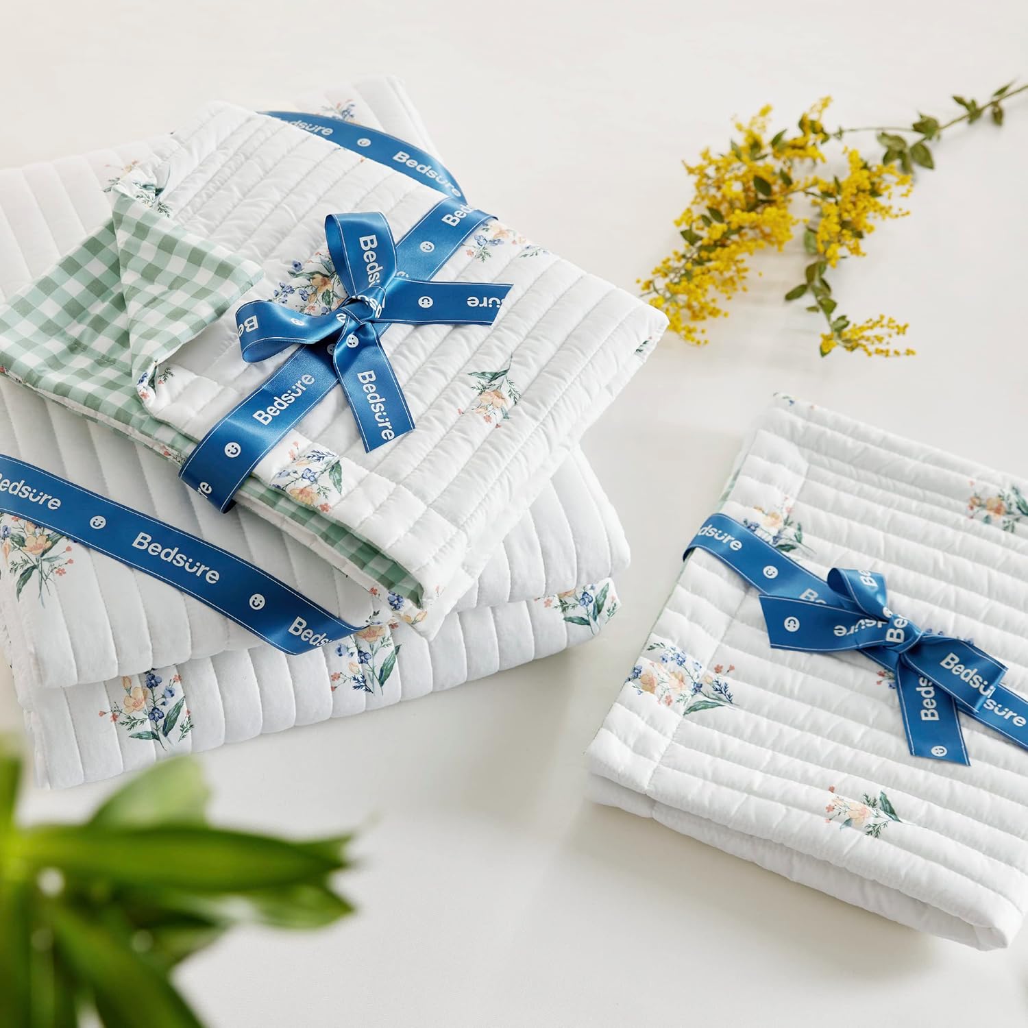 Bedsure Floral Quilt Queen Size - Reversible Botanical Spring Flower Quilt Bedding Microfiber Lightweight Bedspread, Soft Coverlet for All Seasons (90"x96") - Image 5