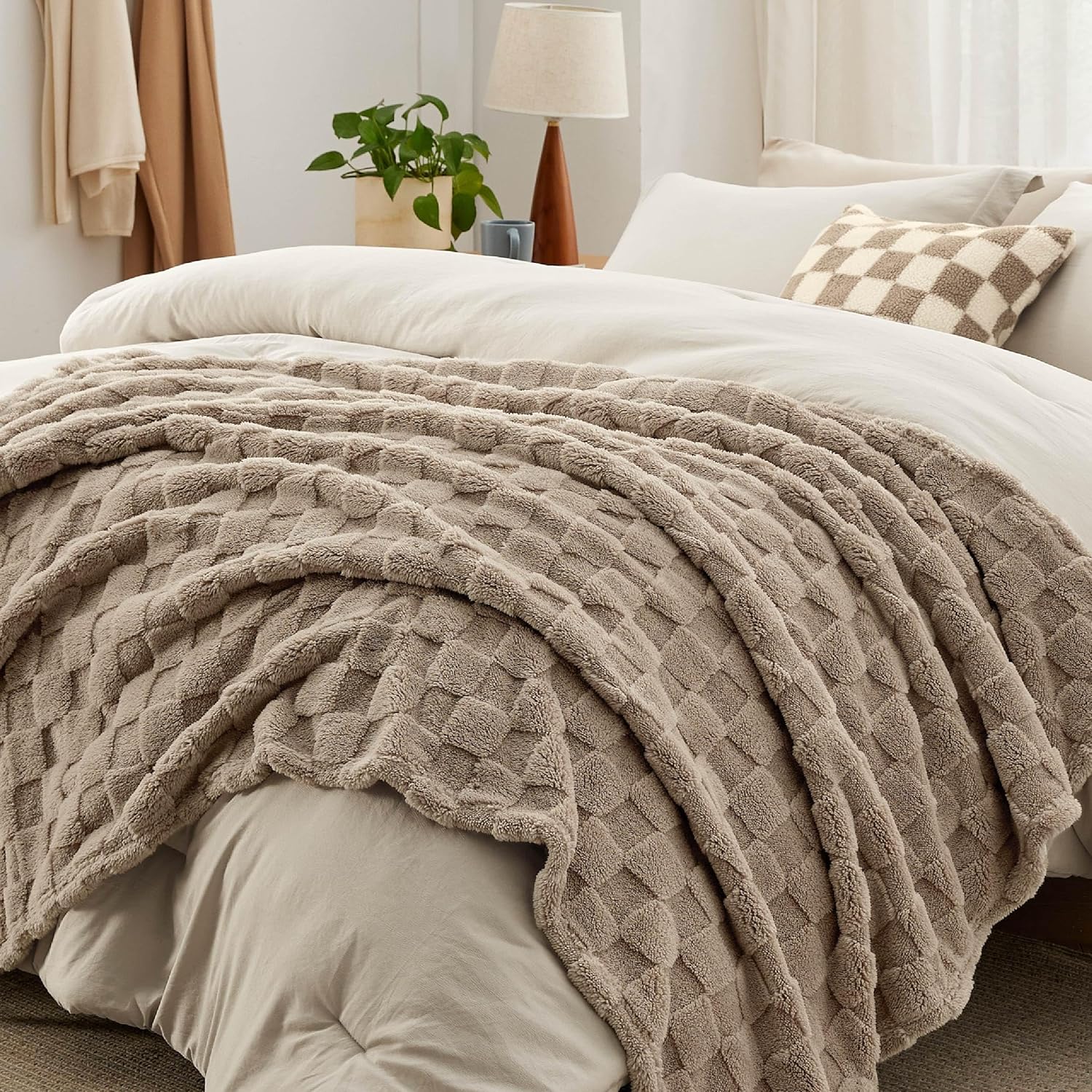 Bedsure Comforter Queen Size 5 Pieces - Queen Size Comforter Set with Checkered Throw Blanket and Decorative Pillow, Lightweiget Bedding, All Season Bedding Sets, Linen Beige