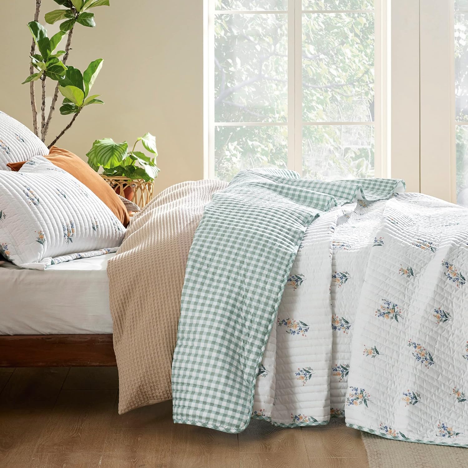 Bedsure Floral Quilt Queen Size - Reversible Botanical Spring Flower Quilt Bedding Microfiber Lightweight Bedspread, Soft Coverlet for All Seasons (90"x96") - Image 3