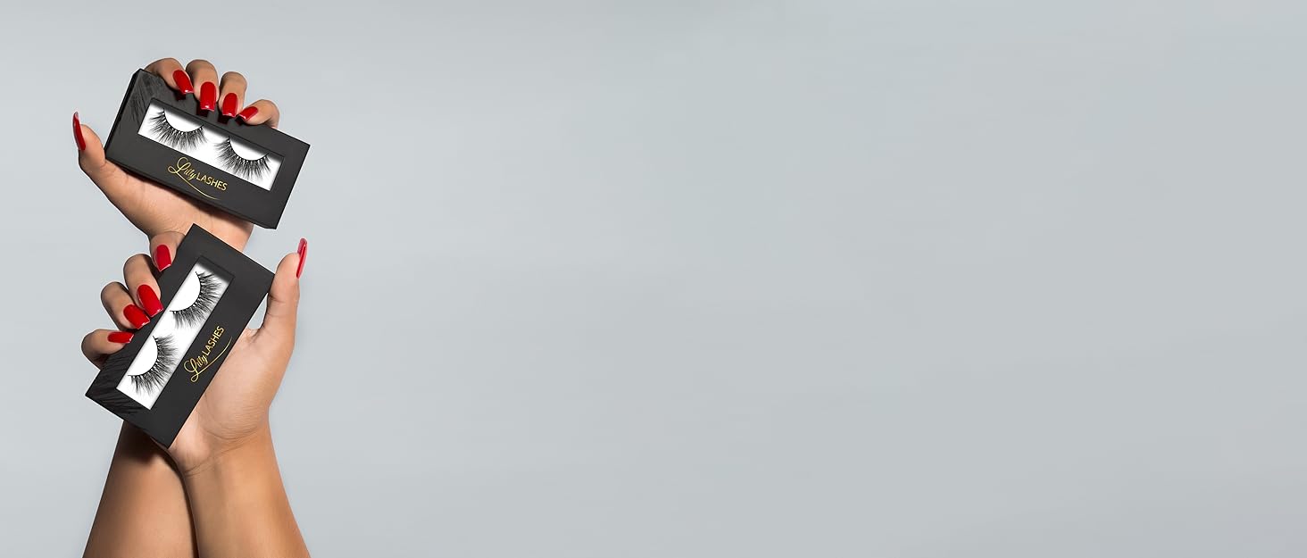 2 hands holding lash boxes