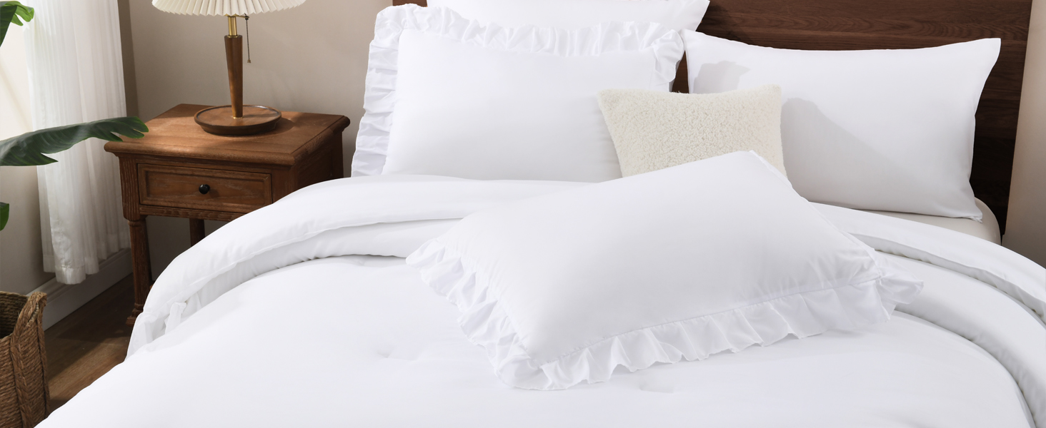 D Ruffle Comforter white