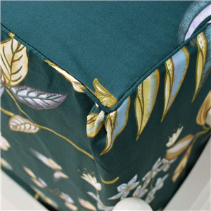 piping around the fitted and pillowcases